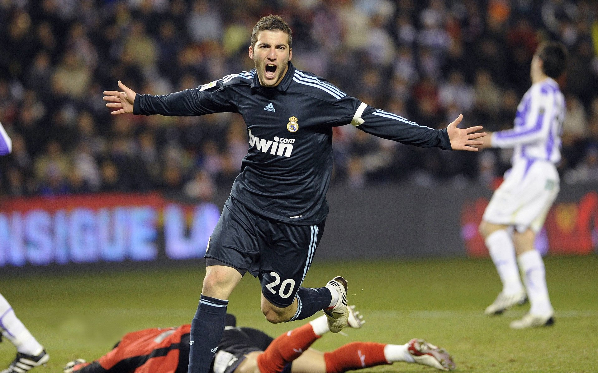 开云下载-北欧童话与绿茵传奇，丹麦绝杀巴黎之夜，莫德里奇刷新不朽纪录